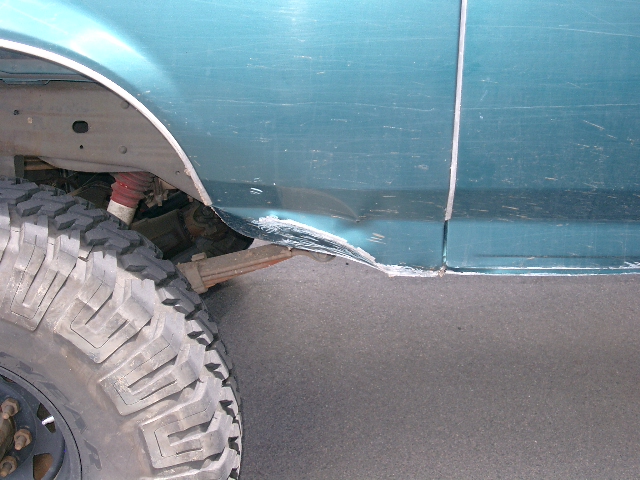 While going up this hill I "kissed" that huge rock in the middle.  Did very minor sheet metal damage.  Just one more scar on the bronco.
