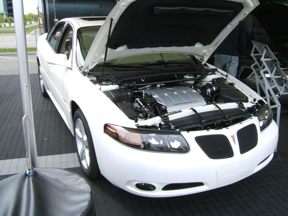 White 2004 Pontiac Grand Prix engine bay