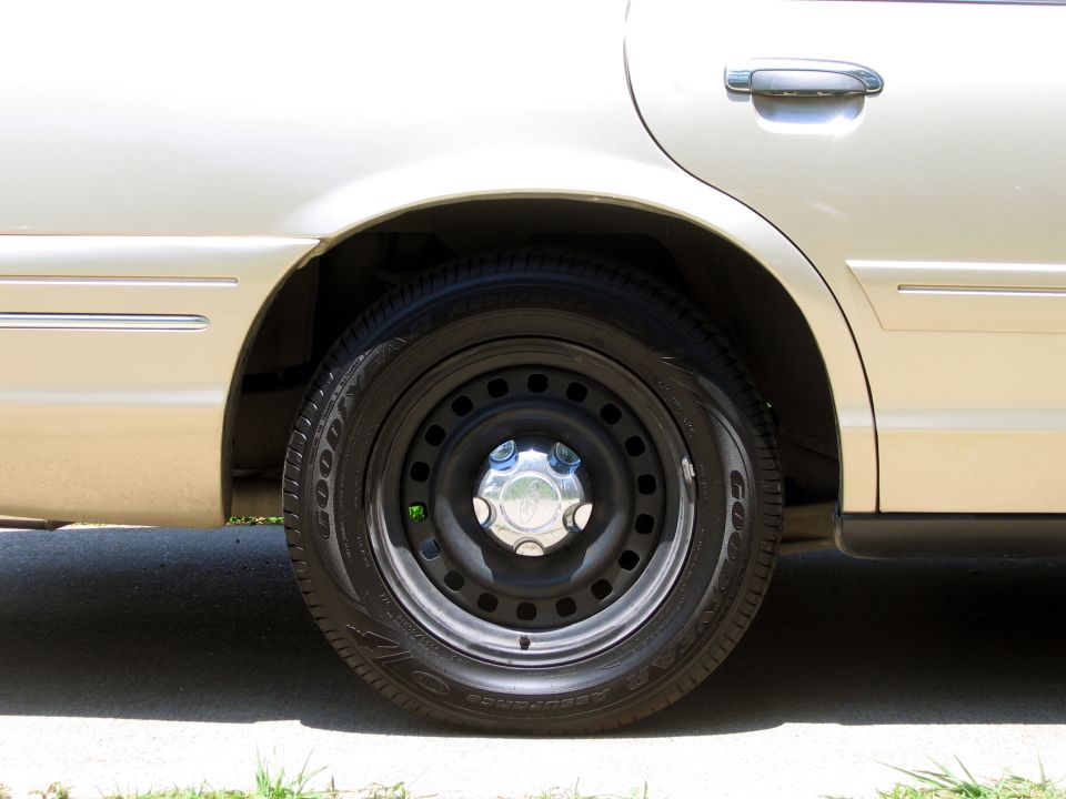 Gold 2000 Ford Crown Victoria rear wheel and door handle