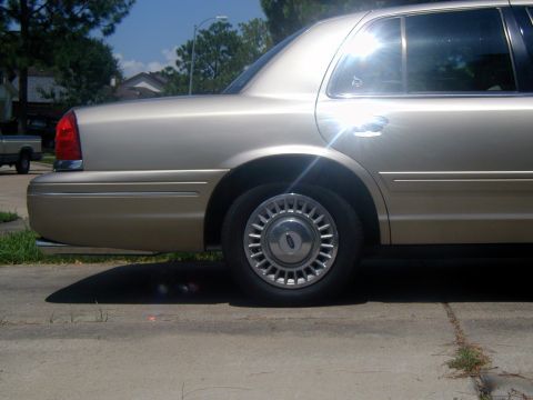 2000 Ford Crown Victoria - Really old pic.
