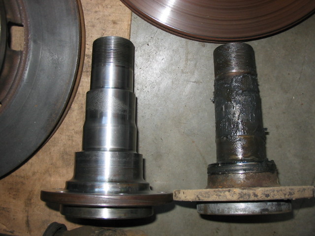 again a bit tough to tell, but the big bearing chevy 44 spindle on the left uses a bigger inner bearing, this matches up with the larger dia. in the 3/4T hub.