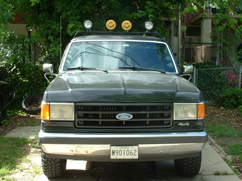 1989 Ford Bronco front view with smiley face lights
