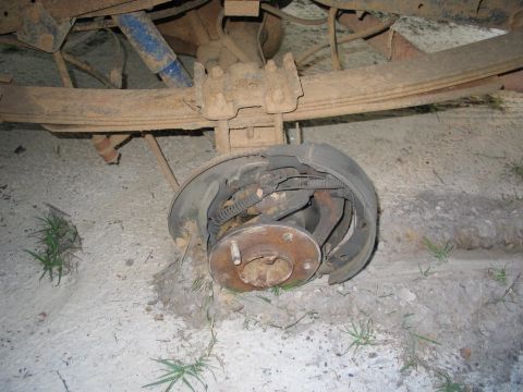1989 Ford F-150 - The rear axle of a 1989 Ford F-150 is shown with its tire and brake drum missing.