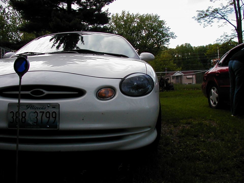 White 1997 Ford Taurus front end with Illinois license plate