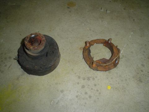 1993 Ford Taurus - These old suspension parts appear to be heavily corroded and worn out.