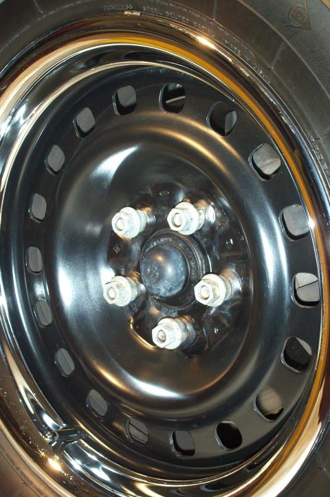 1998 Ford Crown Victoria - Note the special "collared" lugnuts required to hold the centercap in place.
