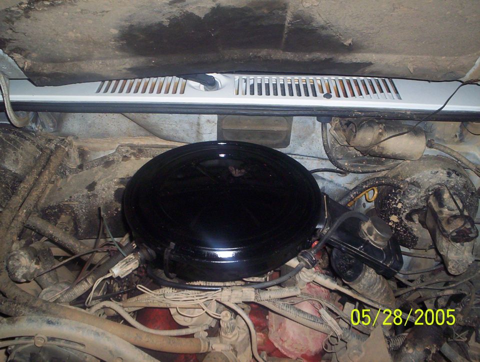 Engine bay with air cleaner, hoses, and wiring visible. Date stamp reads 05/28/2005
