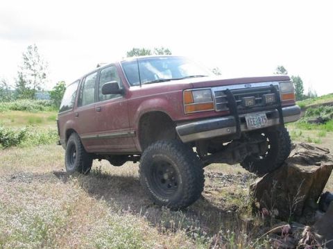 1991 Ford Explorer - This 1991 Ford Explorer is shown flexing its suspension while navigating over rocks.