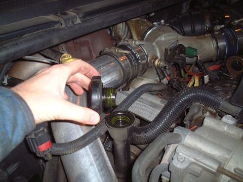 2000 Ford Excursion - Removing the oil cap on a 2000 Ford Excursion during an AMSOIL oil change.