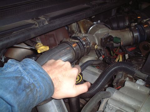 2000 Ford Excursion - Checking engine oil level in a 2000 Ford Excursion.