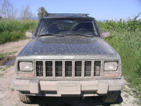 2000 Jeep Cherokee - This Jeep Cherokee is covered in mud after an off-road excursion.