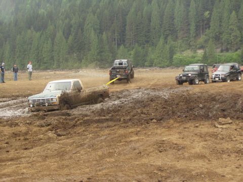 1985 Ford F-150 - Three vehicles pulling... and the mud's a flyin'!