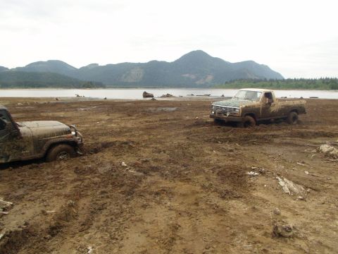 1985 Ford F-150 - Goin' to rescue one guy who helped pull me out... then I got stuck...