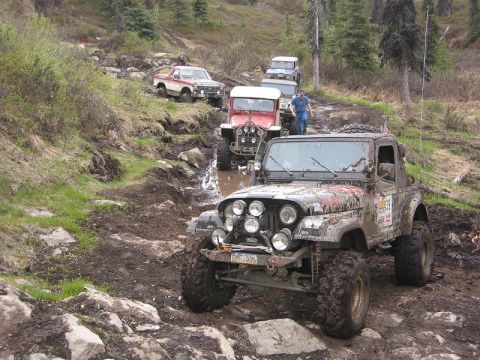 1985 Ford Bronco - LF4W lining up and acessing the first obstical.