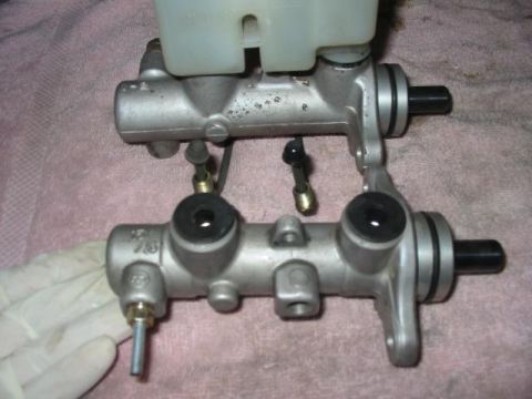 1995 Ford Probe - Comparison of two brake master cylinders, one with a reservoir.