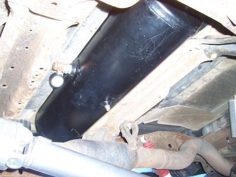 1994 Ford F-150 - An aftermarket air tank is installed beneath the chassis of the vehicle.