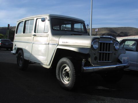1979 Ford Bronco - This two-tone station wagon is seen from the front three-quarter angle.