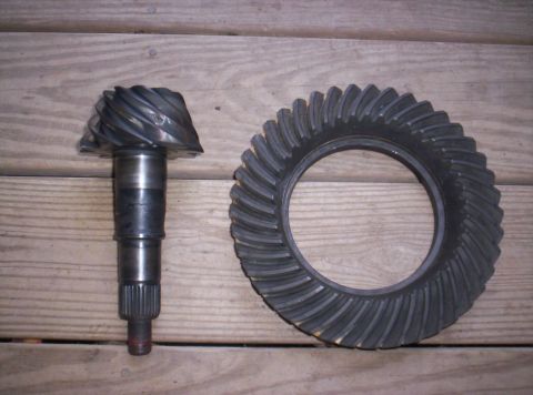 1989 Ford Bronco II - Differential pinion and ring gears are displayed on a wooden background.