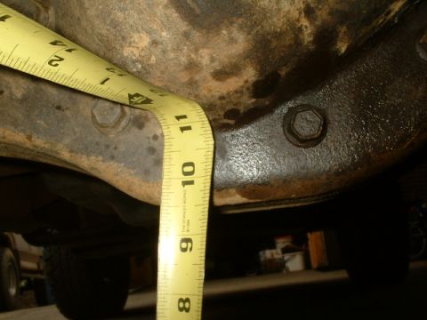 1991 Ford Bronco - Another shot of the front diff. measurement before the lift / 33's