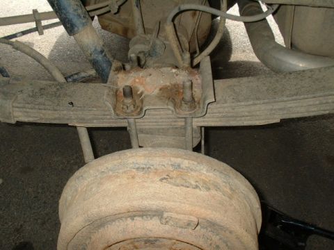 1991 Ford Bronco - Shot of the rear leafs before the lift
