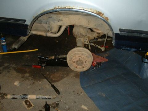 1991 Ford Bronco - Now we're cookin with fire!! Rear springs are removed.
