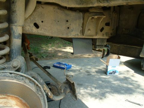 1991 Ford Bronco - Here's the swaybar dropdown bracket in place....
