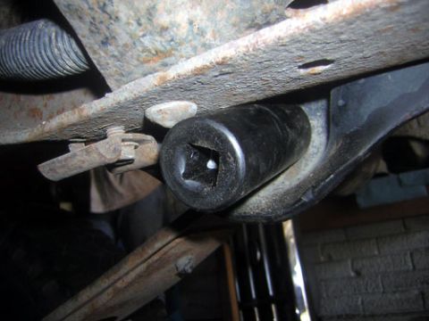 1995 Ford Bronco - can barely get a socket on there, but will be enough to tighten it down, although that could easily be solved by torching or grinding the r…