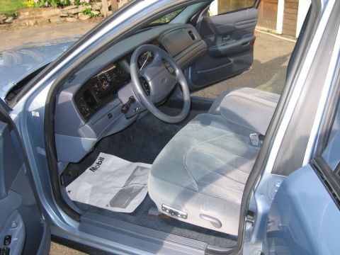 1991 Ford LTD Crown Victoria - Interior view of a 1991 Ford Crown Victoria LTD, cloth seats and a Mobil floor mat.