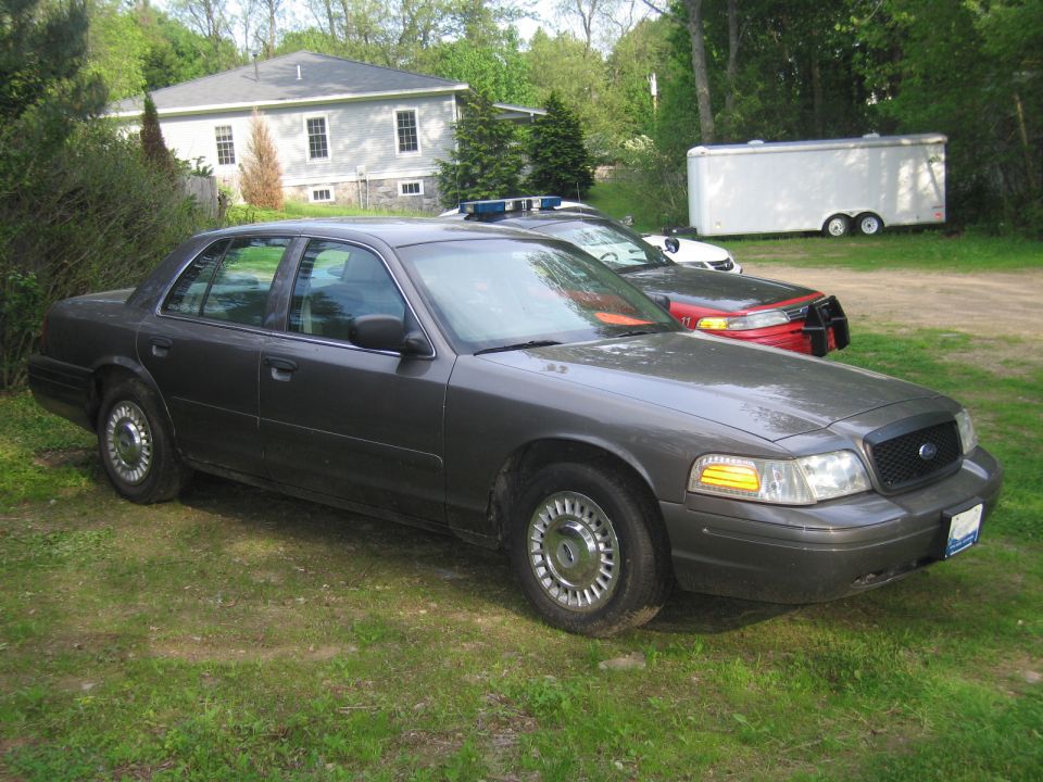 Dark gray 1991 Ford Crown Victoria LTD sedan, 3/4 front view