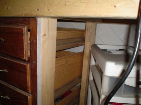 1981 Ford Bronco - you can see there is 4 legs on the Left end plus the whole drawer set up.