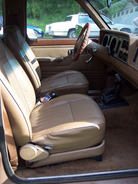 1986 Ford Bronco II - Interior of a 1986 Ford Bronco II, with other vehicles seen through the window.