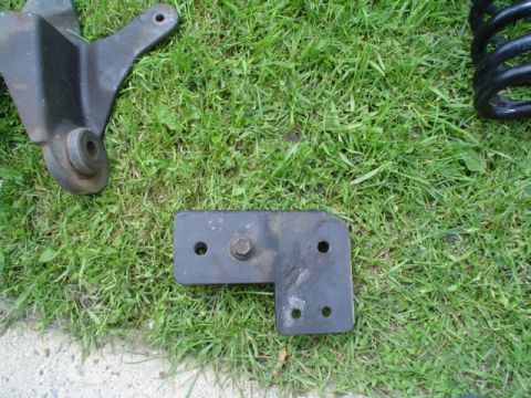 1981 Ford Bronco - drop bracket... am I missing something??