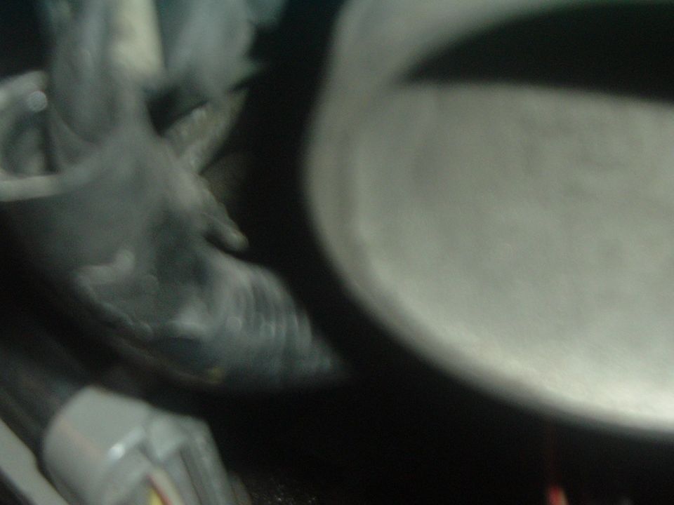 Close-up of a dark, possibly rubber hose connected to a metal component. A Supermotors.net watermark is visible