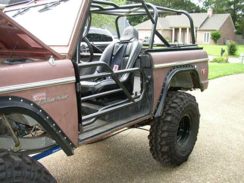 1995 Ford Bronco - This heavily modified Ford Bronco features a roll cage and large off-road tires.