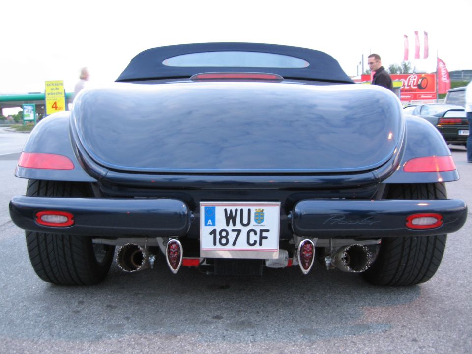 Plymouth Prowler rear with dual exhaust pipes and license plate WU 187 CF