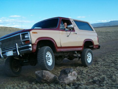 1985 Ford Bronco - and the best way to be able to work on the Bronco is to get the wife into it!