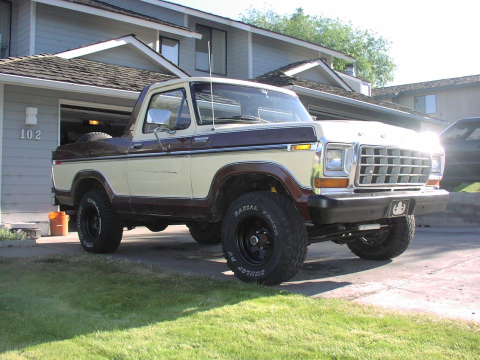 1979 Ford Bronco, two-tone beige and brown, 3q-front view
