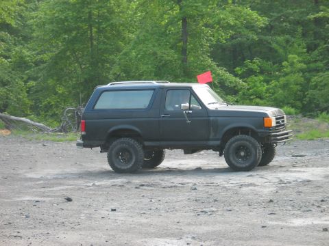 1995 Ford Bronco - This Ford Bronco appears to be from the early to mid-1990s, not a 1995 model.