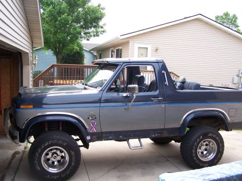 1986 Ford Bronco - This 1986 Ford Bronco features a two-tone paint scheme and a removable top, offering an open-air driving experience.