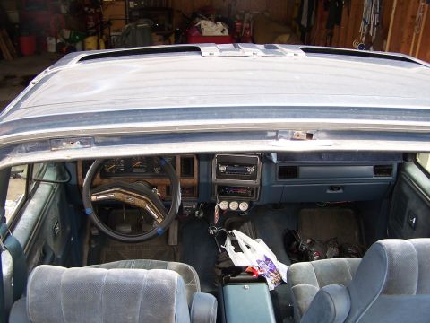 1986 Ford Bronco - Interior view of a 1986 Ford Bronco, its dashboard and seating.