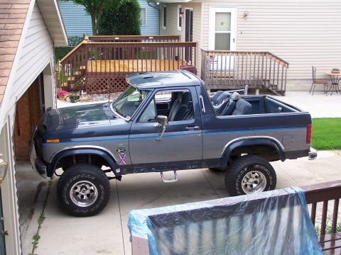 1986 Ford Bronco - This 1986 Ford Bronco features a two-tone paint scheme and a removable top, offering an open-air driving experience.