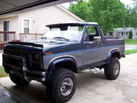 1986 Ford Bronco - This 1986 Ford Bronco features a two-tone paint scheme and aftermarket wheels.