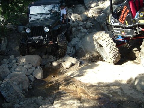 1989 Ford Bronco - going around the really sick rig in the middle of walker hill