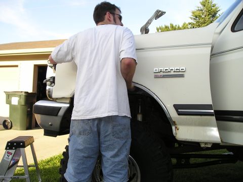 1990 Ford Bronco - do the same for the right side...only this inner has 5 bolts-leave the one in the frame-remove three bolts for the air box support and pop…