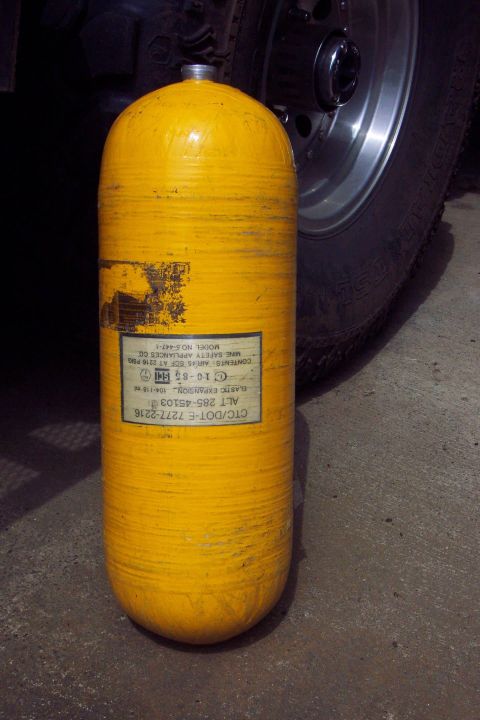 1996 Ford Bronco - OBA Air Tank Aluminum SCBA 2¼ Gallon Tank CTC/DOT-E 7277-2216 ALT 285-45103 ELASTIC EXPANSION 104-118 ml L 01-85 SCI CONTENTS: AIR: 45 SCF…