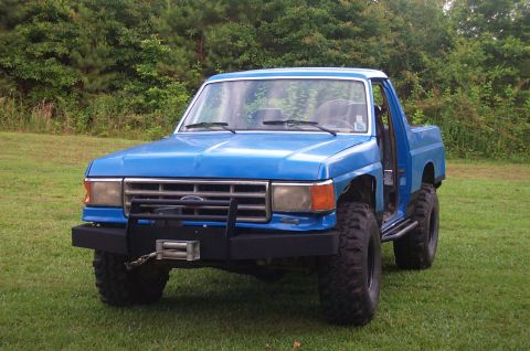 1987 Ford Bronco - This blue Ford Bronco appears to be from the early 1980s, not a 1987 model as claimed.