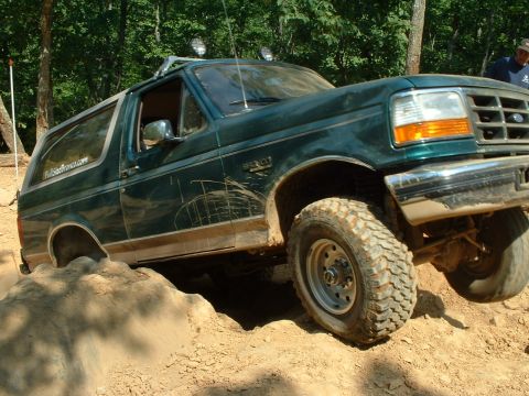 1985 Ford Bronco - Do i see a little air under that front wheel?