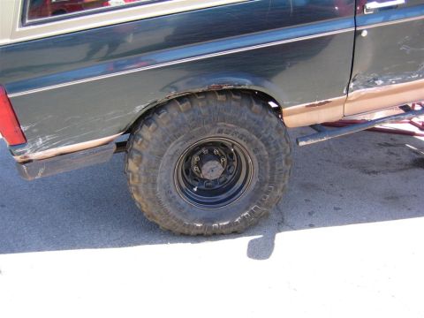 1994 Ford Bronco - This Ford Bronco's body style suggests an earlier model year than claimed.