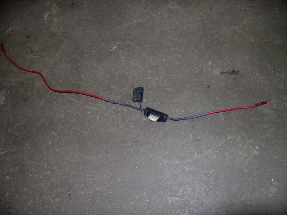 Here's the MaxiFuse holder with the copper eyelets soldered onto the 6 gauge wires and heat shrink over them.