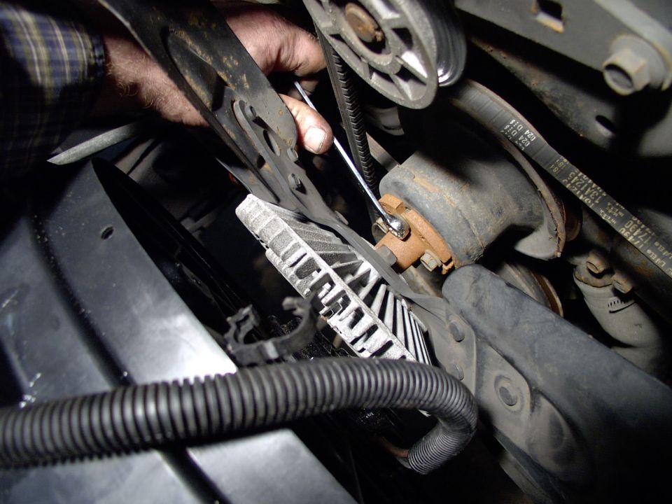 All this time there has been clearance enough, on an 80-86, to try the new fan, with the old one still in place. Now it's time to yank the mechanical one.